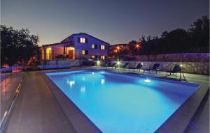 Bazén v ubytování Holiday Home Imotski With Outdoor Swimming Pool 320 nebo v jeho okolí