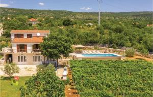 Bazén v ubytování Holiday Home Imotski With Outdoor Swimming Pool 320 nebo v jeho okolí