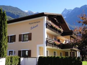 ein Gebäude mit Balkon auf der Seite in der Unterkunft Appartement Schmid in Oetz