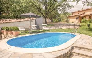 The swimming pool at or close to Francesco
