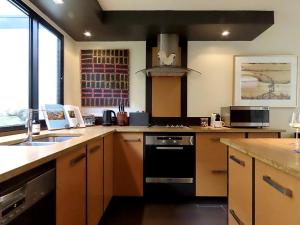 Η κουζίνα ή μικρή κουζίνα στο Inner City Executive Living