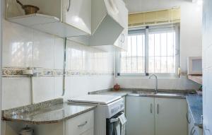 Kuchyň nebo kuchyňský kout v ubytování 2 Bedroom Beautiful Home In Cartagena