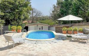 The swimming pool at or close to Francesco