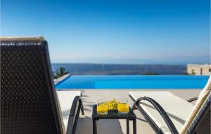 GrmaniにあるVilla Infinityのテーブル(オレンジジュース2杯付)