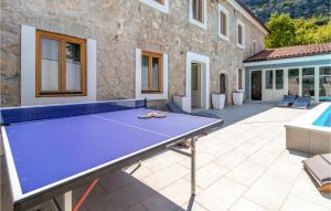 Stolní tenis v ubytování 8 Bedroom Cozy Home In Tribalj nebo okolí + 52 fotografií