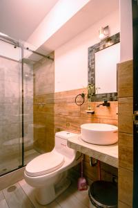 a bathroom with a toilet and a sink at Departamento Cumbe Mayo in Cajamarca
