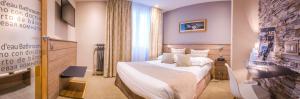 Una habitación de hotel con una cama en una habitación en Hôtel des Princes, Chambéry Centre, en Chambéry