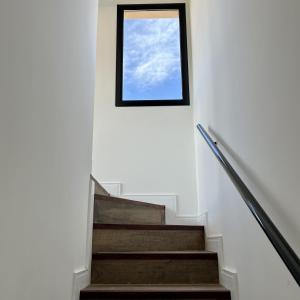 a stairwell with a window in a building at Lo de Nieves - Casa con hermosa vista al pueblo y gran ubicación in Cachí