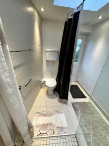 Et badeværelse på EnSuite Double Room With Own Entrance London - IG8 - Free on street parking