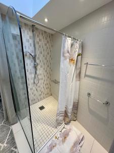 Et badeværelse på EnSuite Double Room With Own Entrance London - IG8 - Free on street parking