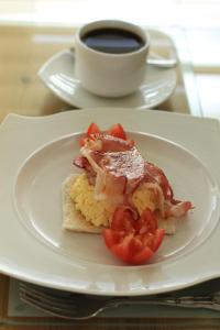 un plato de comida con tomates y una taza de café en Parkhouse B&B, en Bunratty
