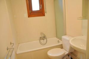 瓦涅威克斯奥格尼斯乡村酒店的带马桶、浴缸和水槽的浴室 更多27张照片