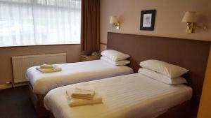 Postel nebo postele na pokoji v ubytování Abbotsford Hotel