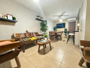 a living room with a couch and a table at Casa con alberca a 8 Min de Playa in Ixtapa