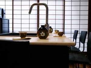 金沢市にある金澤町家 貸切古民家 東風の台所用カウンター(シンクと花瓶付) +37枚の写真