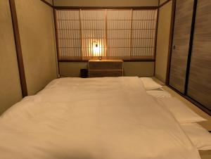 Ein Bett oder Betten in einem Zimmer der Unterkunft Kanazawa Machiya Tong Poo