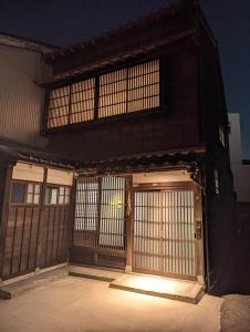 金沢市にある金澤町家 貸切古民家 東風のライトアップドア付き建物の入口