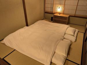 Ein Bett oder Betten in einem Zimmer der Unterkunft Kanazawa Machiya Tong Poo