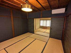 Ein Bett oder Betten in einem Zimmer der Unterkunft Kanazawa Machiya Tong Poo