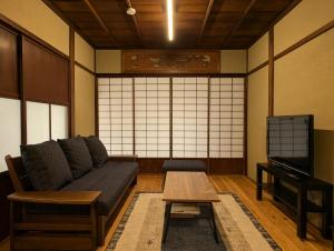 Ein Sitzbereich in der Unterkunft Kanazawa Machiya Tong Poo