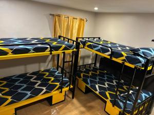 Postel nebo postele na pokoji v ubytování Rave Raja CoWorking Hostels