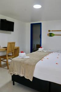 1 dormitorio con 1 cama grande con silla y escritorio en Chalé Heloísa Jericoacoara, en Jericoacoara