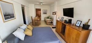 Una sala de estar con un sofá y un televisor de pantalla plana. en Alquiler en Varese, Mar del plata a pasos del mar, en Mar del Plata