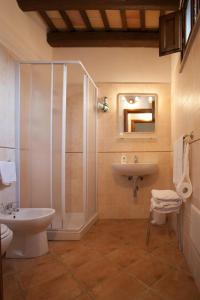 Et badeværelse på Agriturismo Baglio Donna Santa