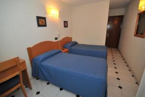 A bed or beds in a room at Hostal Goyma I