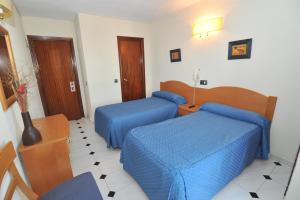 A bed or beds in a room at Hostal Goyma I