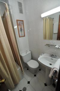A bathroom at Hostal Goyma I