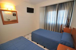 A bed or beds in a room at Hostal Goyma I