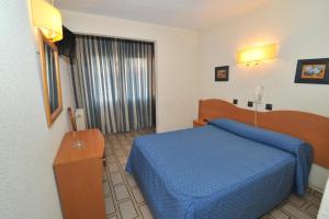 A bed or beds in a room at Hostal Goyma I