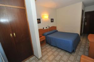 A bed or beds in a room at Hostal Goyma I