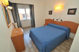 A bed or beds in a room at Hostal Goyma I