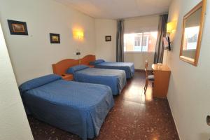 A bed or beds in a room at Hostal Goyma I