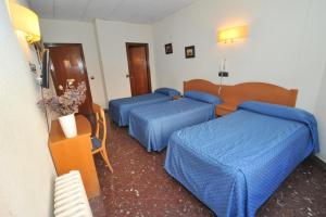 A bed or beds in a room at Hostal Goyma I