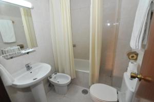 A bathroom at Hostal Goyma I