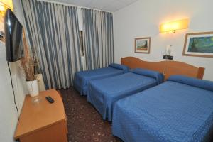 A bed or beds in a room at Hostal Goyma I