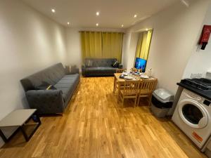 una sala de estar con un sofá y una mesa en One bed room near Wembley stadium, en Preston 5 fotos más