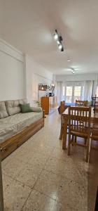 una sala de estar con un sofá y una mesa en Alquiler en Varese, Mar del plata a pasos del mar, en Mar del Plata