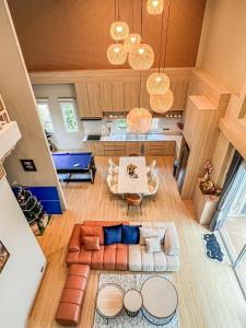 une vue aérienne d'un salon avec un canapé et une table dans l'établissement Gaia Pool Villa Pattaya, à Nong Prue