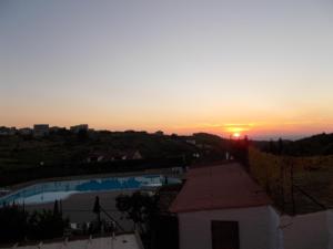 Východ nebo západ slunce při pohledu z hotelu nebo okolí