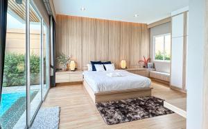 - une chambre avec un lit et une piscine dans l'établissement Gaia Pool Villa Pattaya, à Nong Prue 17 autres photos