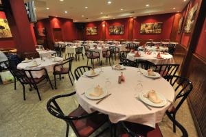 A restaurant or other place to eat at Hostal Goyma I