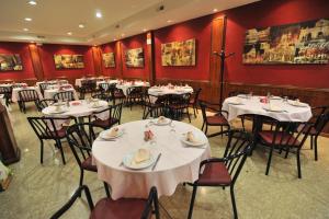 A restaurant or other place to eat at Hostal Goyma I