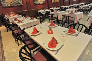 A restaurant or other place to eat at Hostal Goyma I