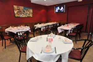 A restaurant or other place to eat at Hostal Goyma I