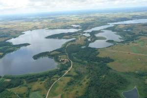 VišķiVišķezers的享有大河流和道路的空中景色