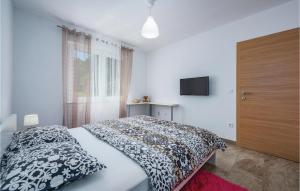 Postel nebo postele na pokoji v ubytování Two-Bedroom Holiday Home In Rakotule